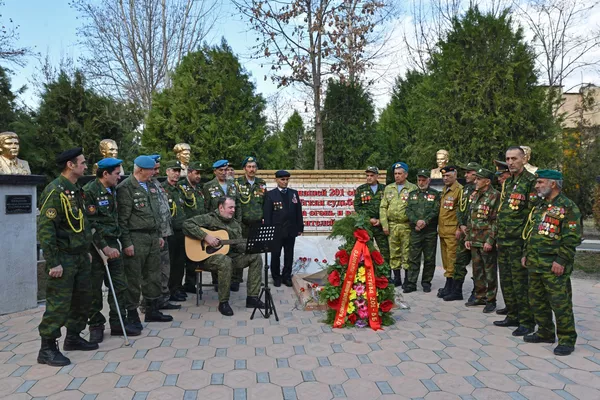 Илова бар ин, барои пос доштани хотири онҳо низомиёни ҷавон сурудхонӣ мекарданд Илова бар ин, барои пос доштани хотири онҳо низомиёни ҷавон сурудхонӣ мекарданд - Sputnik Тоҷикистон