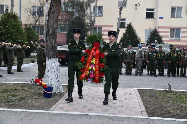 Назди оташи ҷовидон гулчанбар ҳам гузошта шуд Назди оташи ҷовидон гулчанбар ҳам гузошта шуд - Sputnik Тоҷикистон