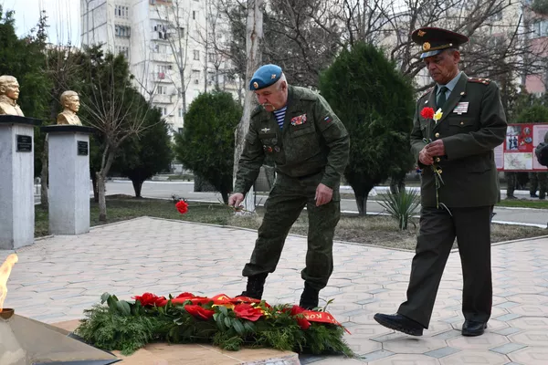 Ҳамчунин куҳансарбозон аз ҳаммаслакони худ ёд карда, назди оташи ҷовидон гул гузоштанд Ҳамчунин куҳансарбозон аз ҳаммаслакони худ ёд карда, назди оташи ҷовидон гул гузоштанд - Sputnik Тоҷикистон