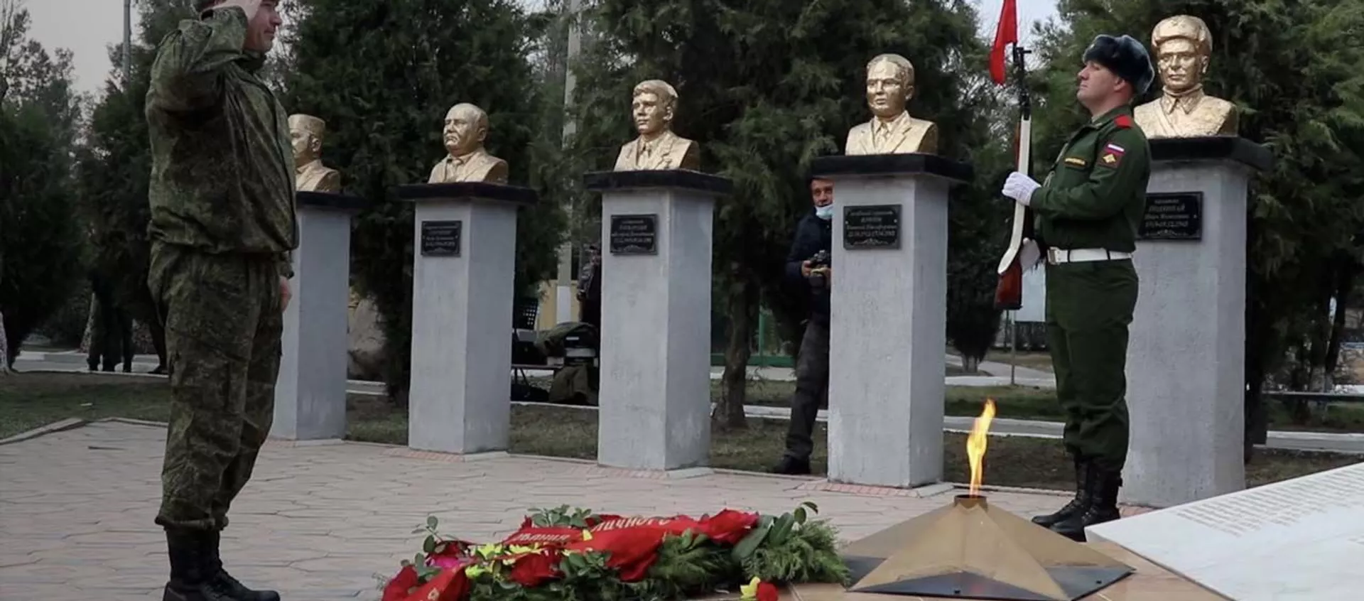Пойгоҳи 201 хотираи сарбозони кушташуда дар Афғонистонро гиромӣ дошт - YouTube - Sputnik Тоҷикистон, 1920, 15.02.2021