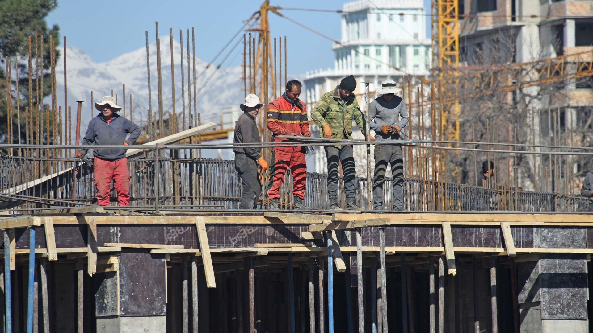Строители на стройке нового дома  - Sputnik Таджикистан, 1920, 27.11.2021