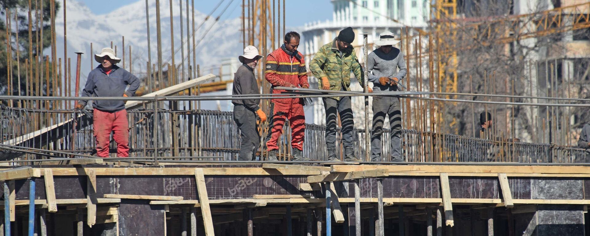 Строители на стройке нового дома  - Sputnik Таджикистан, 1920, 31.03.2021