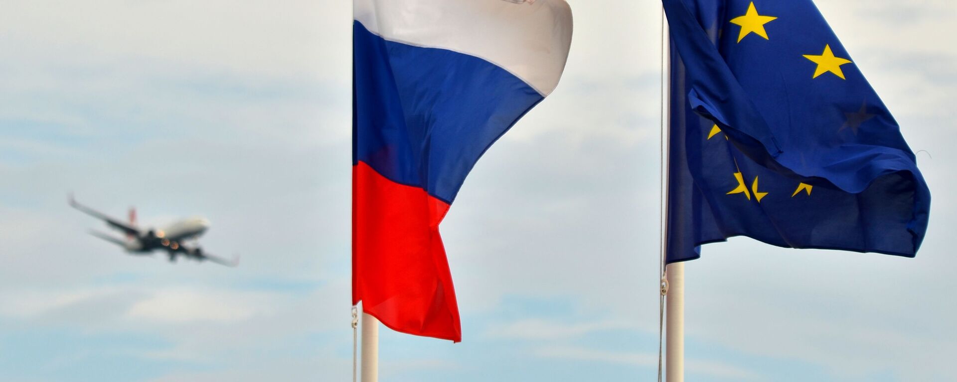 Флаги России и ЕС  - Sputnik Тоҷикистон, 1920, 07.05.2022
