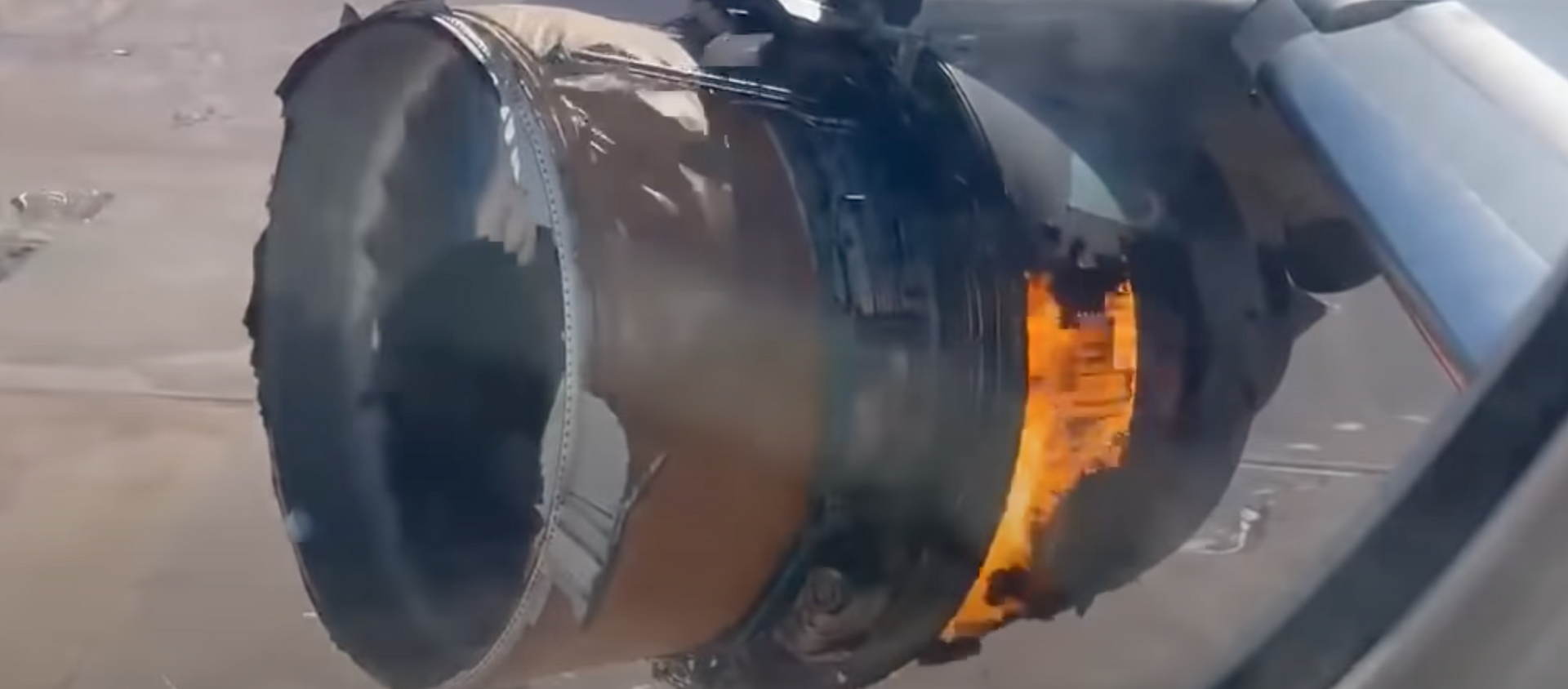 Двигатель Boeing 777 загорелся во время полета - Sputnik Таджикистан, 1920, 21.02.2021