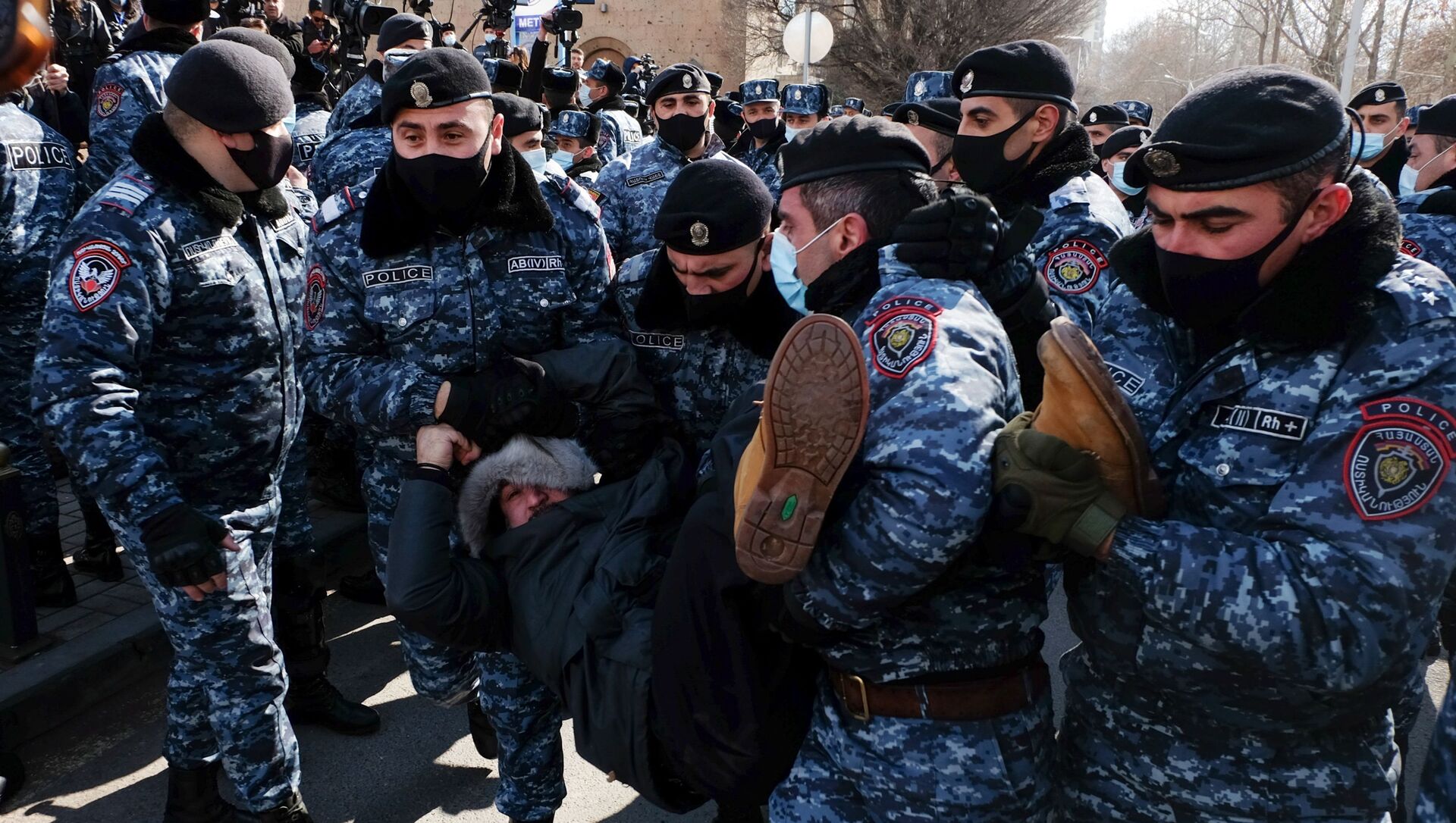 Сотрудники полиции задерживают участника акции протеста в Армении - Sputnik Таджикистан, 1920, 25.02.2021