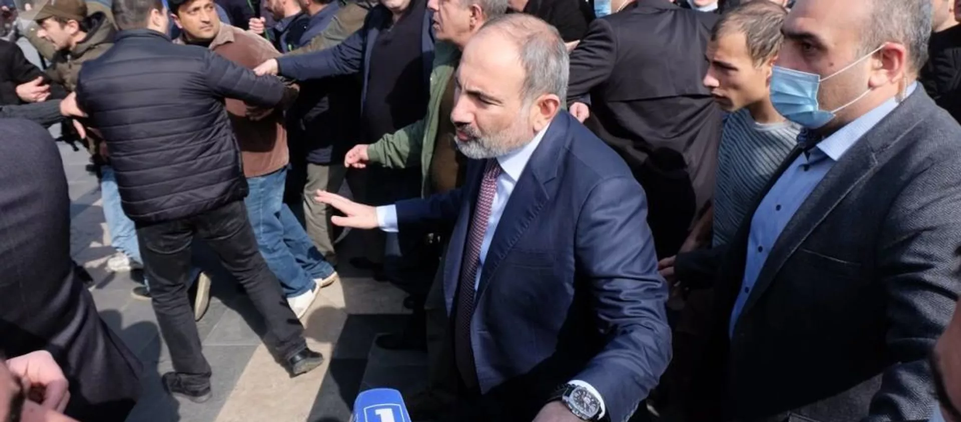 Премьер-министр Никол Пашинян проходит по улицам столицы (25 февраля 2021). Еревaн - Sputnik Тоҷикистон, 1920, 25.02.2021