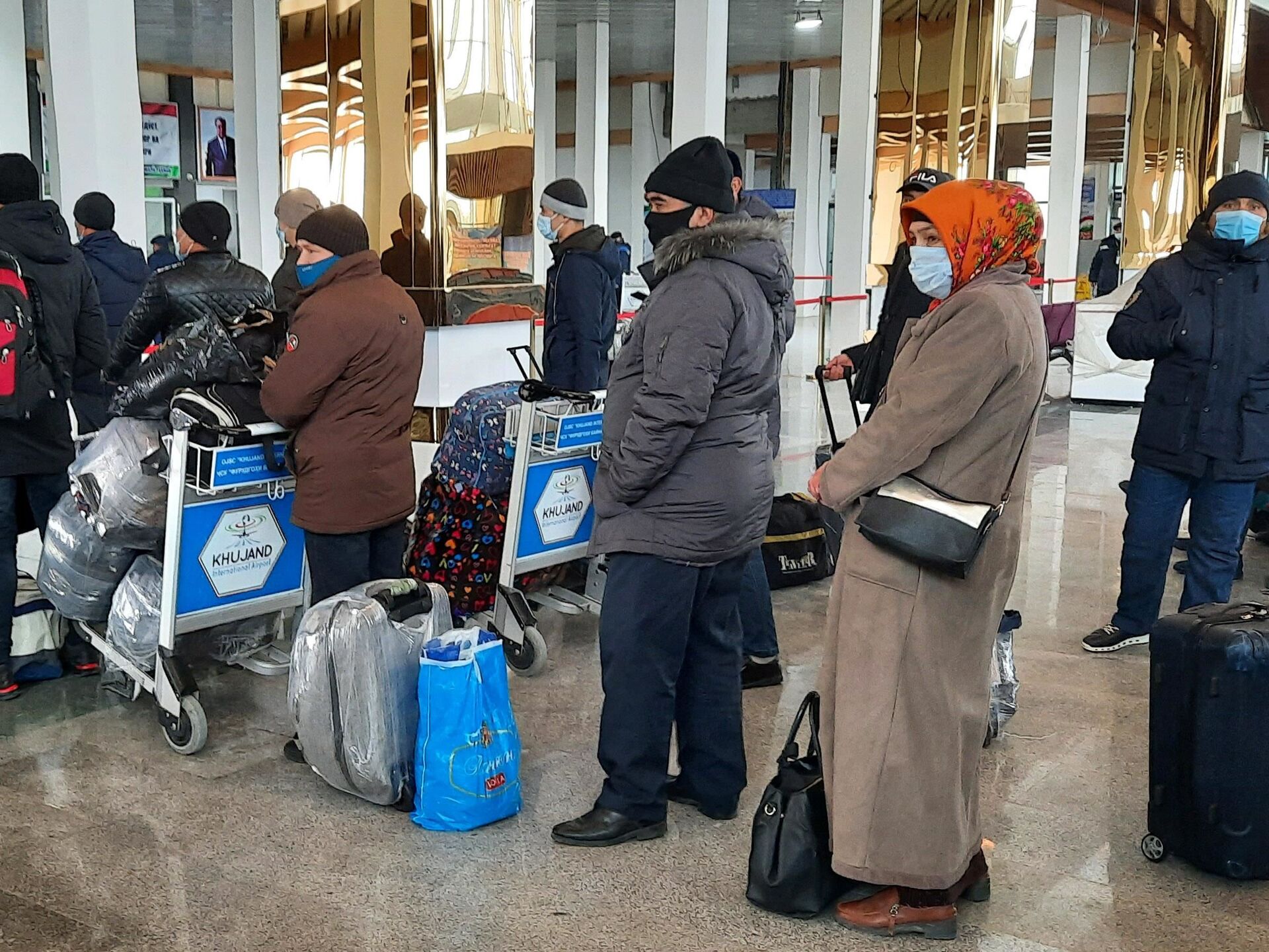 Домодедово таджики улетают. Аэропорт Худжанд Таджикистан. Аэропорт Худжанд 2022. Трудовые мигранты в аэропорту. Очередь в аэропорту.