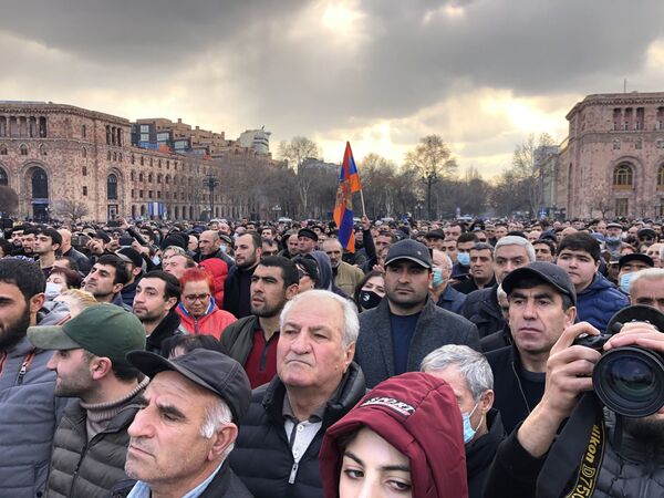 Сторонники премьер-министра Армении Никола Пашиняна в центре Еревана - Sputnik Таджикистан