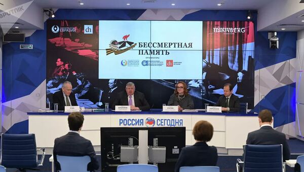 Участники презентации международного проекта Бессмертная память в пресс-центре медиагруппы Россия сегодня - Sputnik Таджикистан