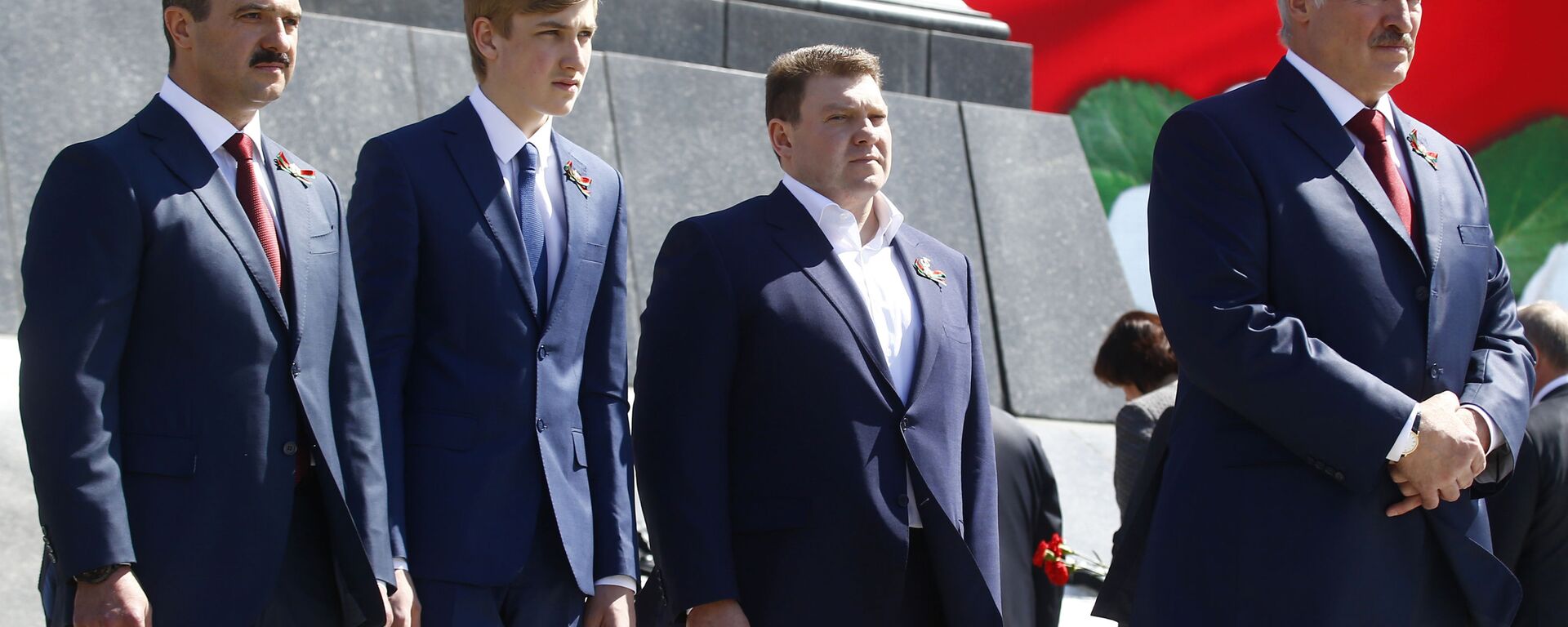 Президент Белоруссии Александр Лукашенко (справа) со своими сыновьями Виктором, Николаем и Дмитрием (слева направо) - Sputnik Таджикистан, 1920, 26.02.2021