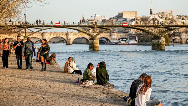 Люди отдыхают на набережной Сены в Париже - Sputnik Тоҷикистон