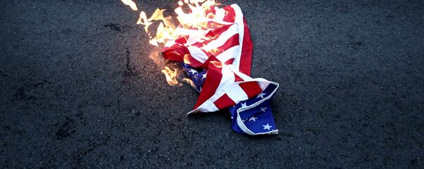 Горящий флаг США, архивное фото Горящий флаг США, архивное фото - Sputnik Тоҷикистон