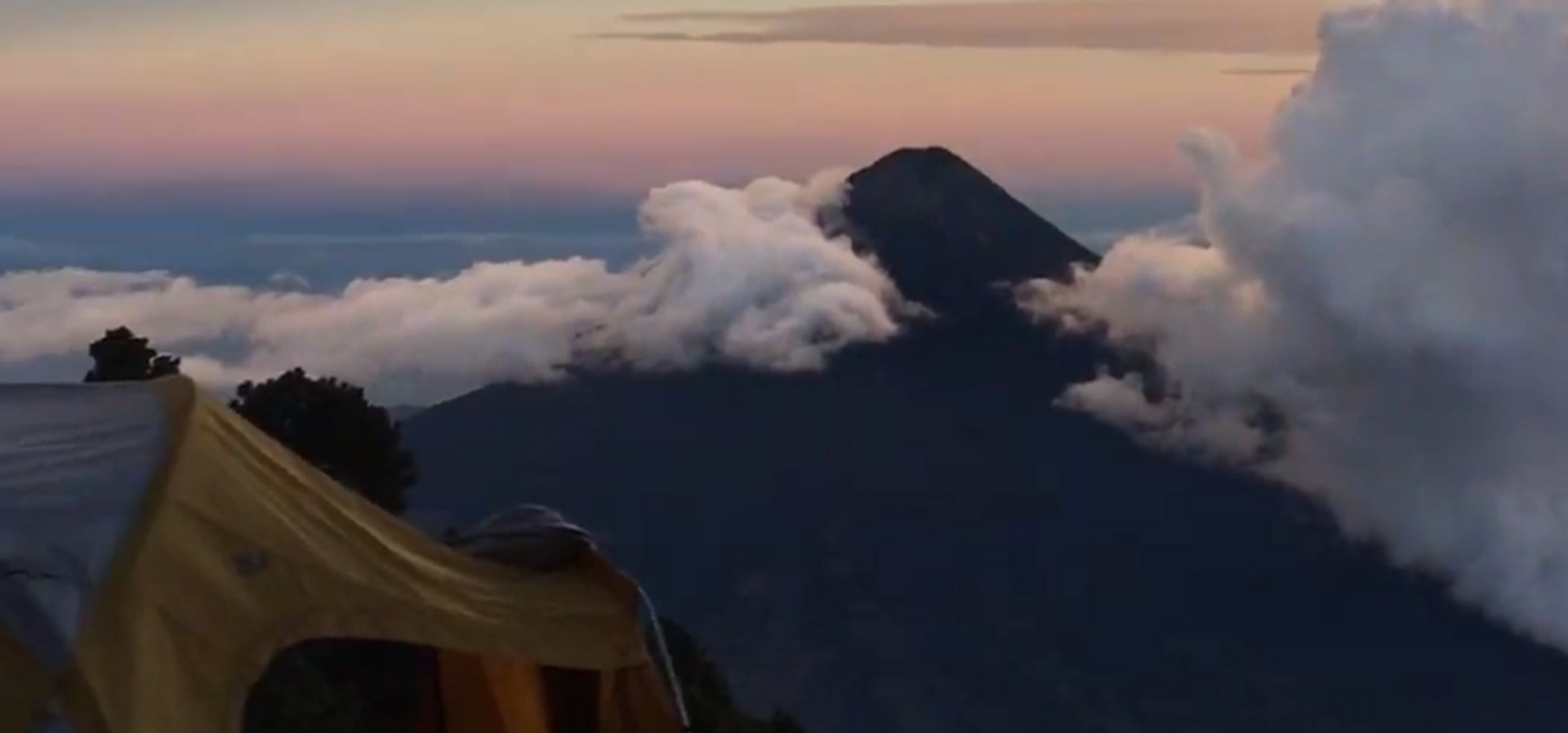 Извержение вулкана Фуэго в Гватемале сняли на видео - Sputnik Таджикистан, 1920, 27.02.2021