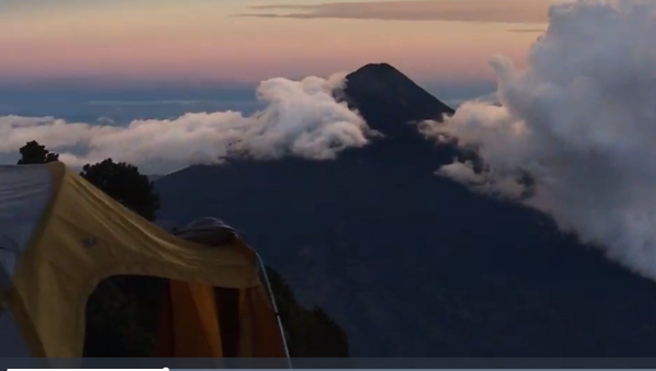Извержение вулкана Фуэго в Гватемале сняли на видео - Sputnik Таджикистан