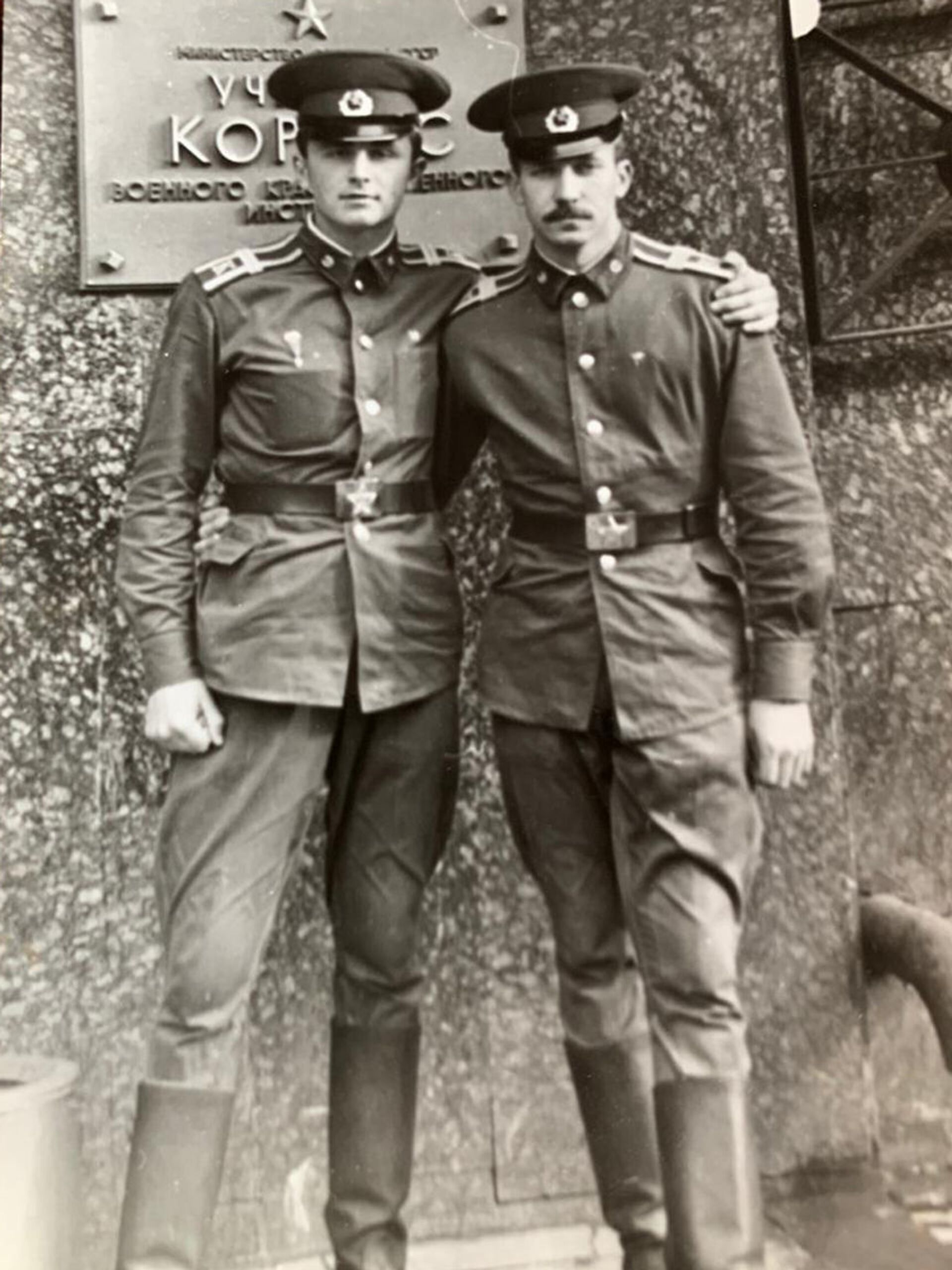 Виктор Бут в армии со старшим братом (слева) - Sputnik Таджикистан, 1920, 06.04.2021