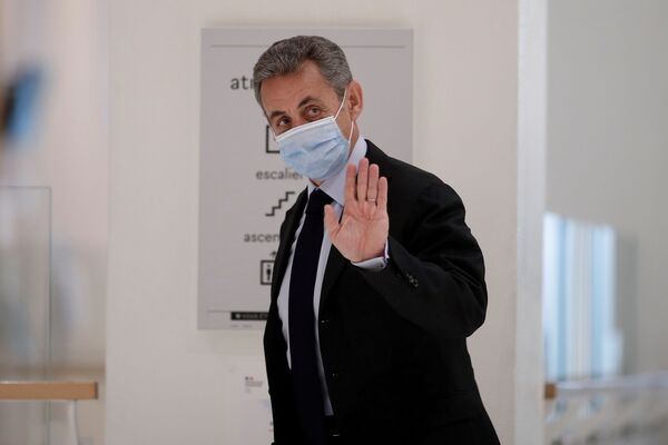 Николя Саркози машет рукой во время перерыва в судебном процессе по обвинению в коррупции - Sputnik Таджикистан