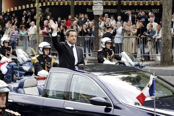 Президент Франции Николя Саркози машет рукой из своей машины - Sputnik Таджикистан