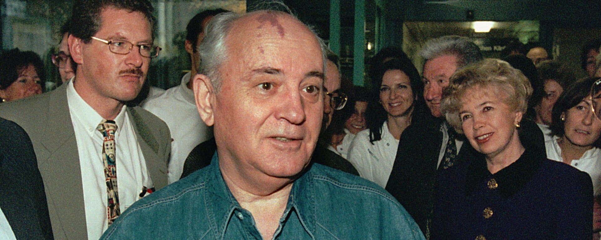 Горбачев 6 ноября 1997 года в Берне, Швейцария - Sputnik Тоҷикистон, 1920, 02.03.2021