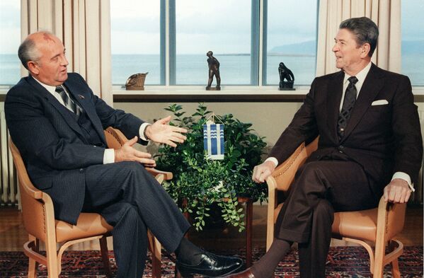 Генеральный секретарь ЦК КПСС Михаил Горбачев и президент США Рональд Рейган на переговорах в Рейкьявике 11 октября 1986 года. Встреча состоялась по предложению Горбачева - Sputnik Таджикистан
