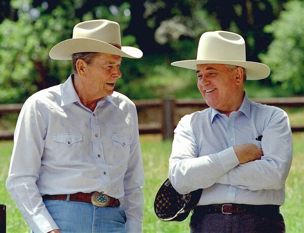 На фото Горбачев и Рейган, которых связывала дружба, на ранчо в США в 1992 году - Sputnik Таджикистан