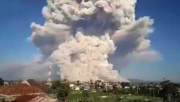 Вулкан на Суматре проснулся и выбросил многокилометровый столб пепла - YouTube - Sputnik Таджикистан