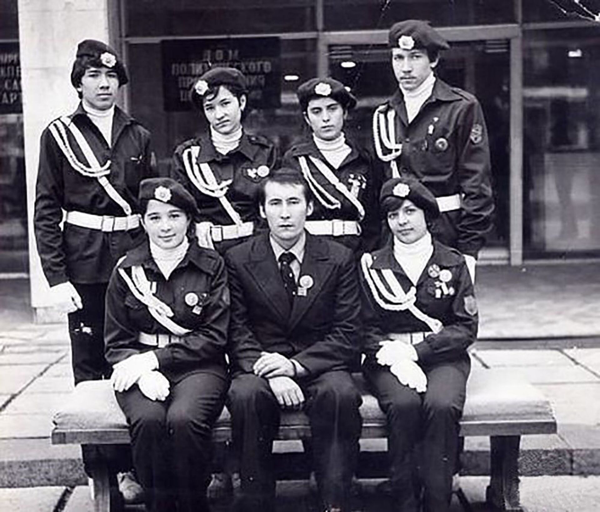 Виктор Бут на военно-спортивной игре Зарница. Таджикистан 80-е годы. (Верхний ряд, первый справа) - Sputnik Таджикистан, 1920, 06.04.2021