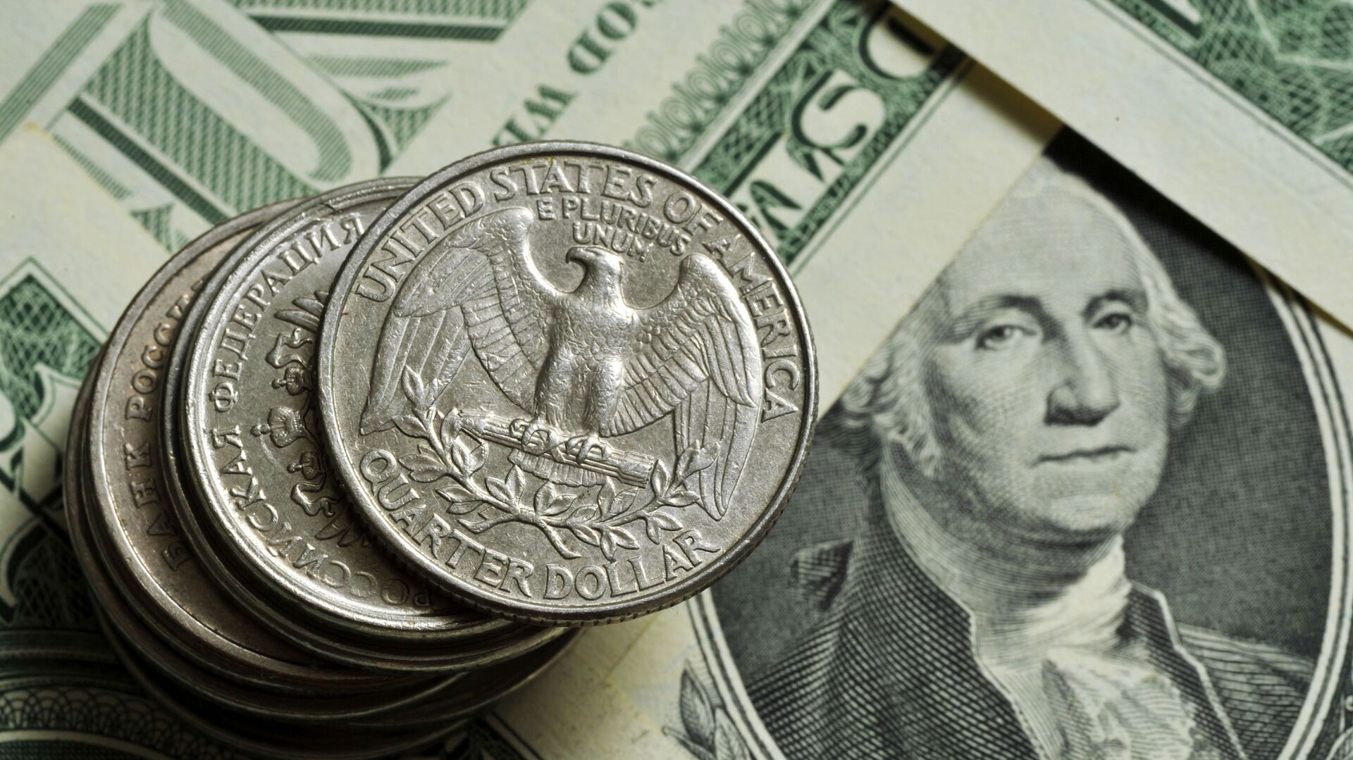 Монеты различного номинала Монетного двора США на фоне банкноты номиналом 1 доллар США - Sputnik Таджикистан, 1920, 31.03.2021