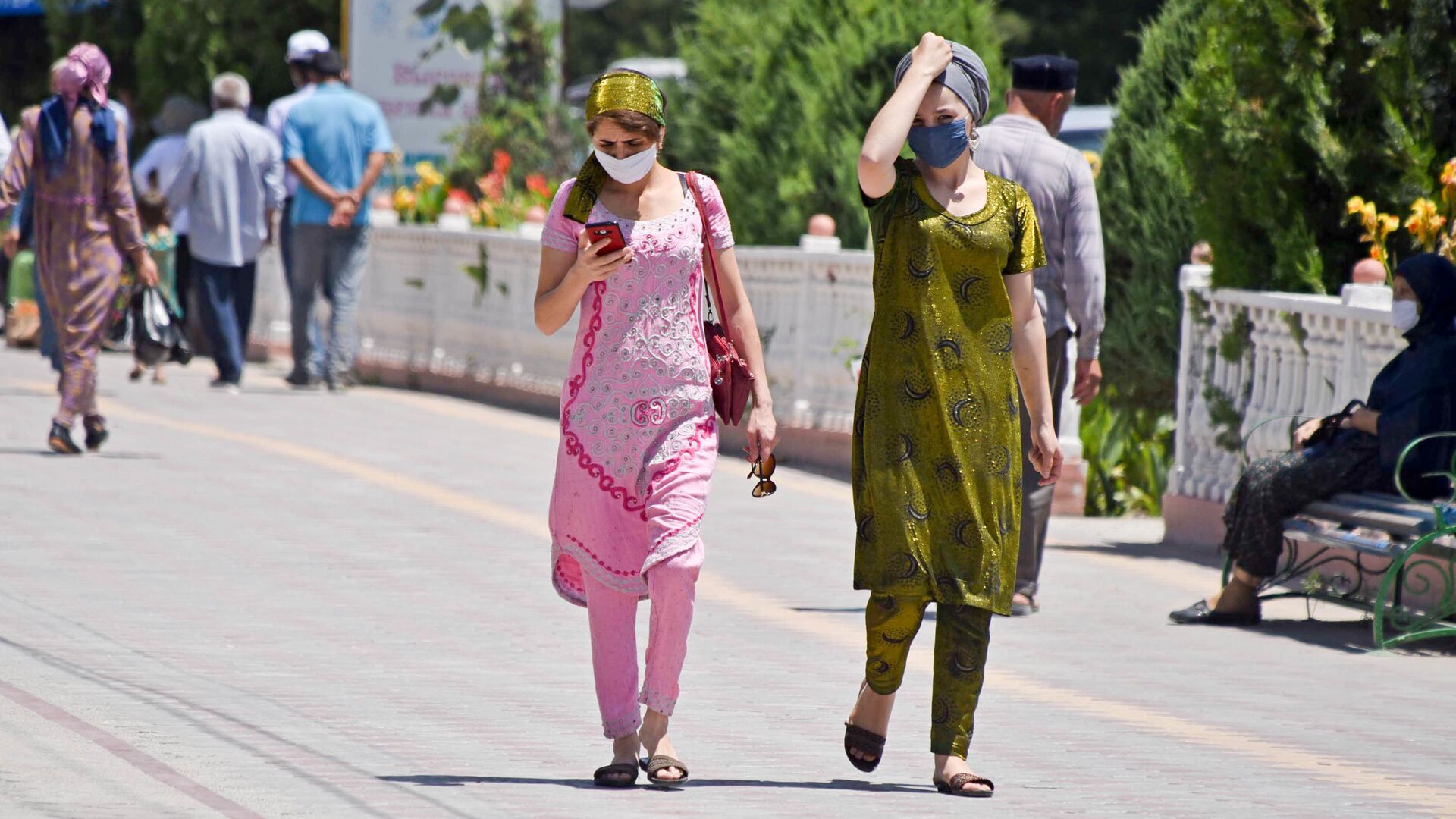 Девушки идут по улице в защитных масках - Sputnik Таджикистан, 1920, 08.03.2023