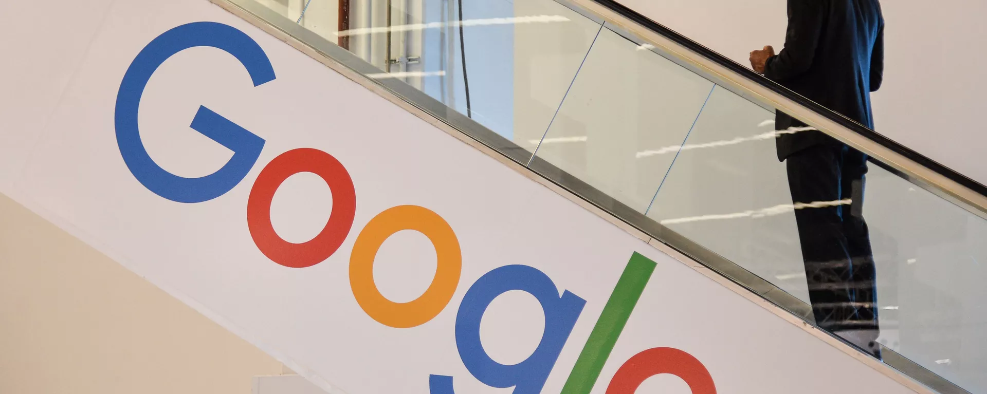Мужчина на фоне лейбла компании Google - Sputnik Тоҷикистон, 1920, 16.08.2022