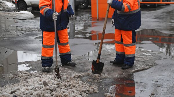 Сотрудники коммунальных служб убирают снег на одной из улиц в Москве - Sputnik Тоҷикистон