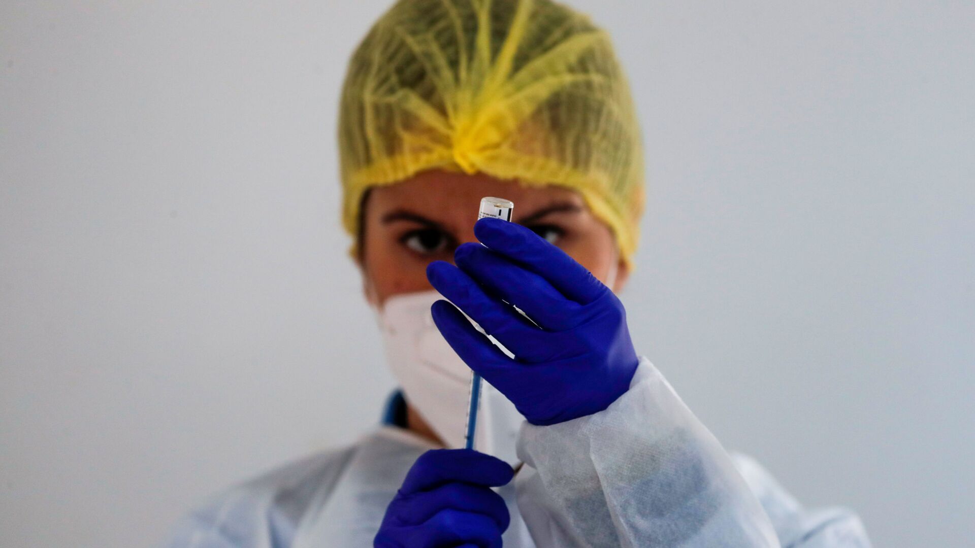 Медицинский работник готовит дозу вакцины Pfizer-BioNTech во время массовой вакцинации в Ронде, Испания - Sputnik Таджикистан, 1920, 09.12.2021