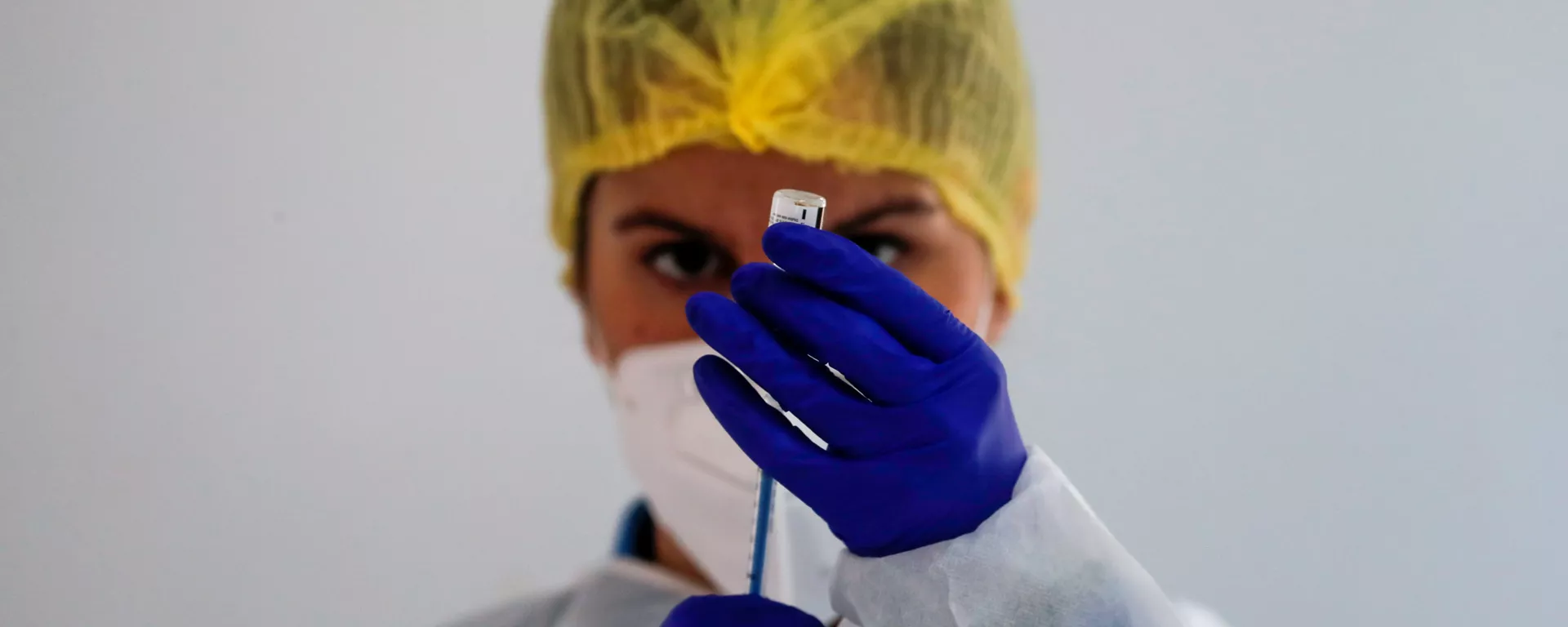 Медицинский работник готовит дозу вакцины Pfizer-BioNTech во время массовой вакцинации в Ронде, Испания - Sputnik Тоҷикистон, 1920, 09.12.2021