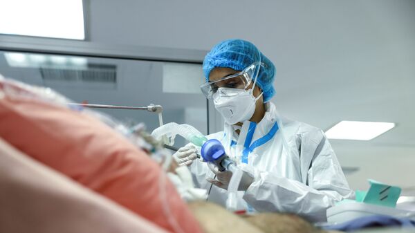 Медсестра у пациента в отделении интенсивной терапии в больнице в Афинах, Греция   - Sputnik Таджикистан
