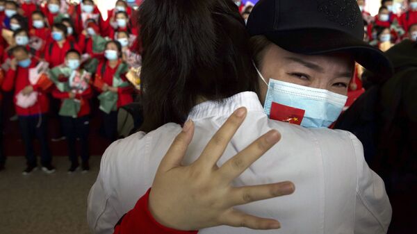 Медицинский работник из китайской провинции Цзилинь прощается с коллегами в международном аэропорту Тяньхэ в Ухане, Китай - Sputnik Тоҷикистон