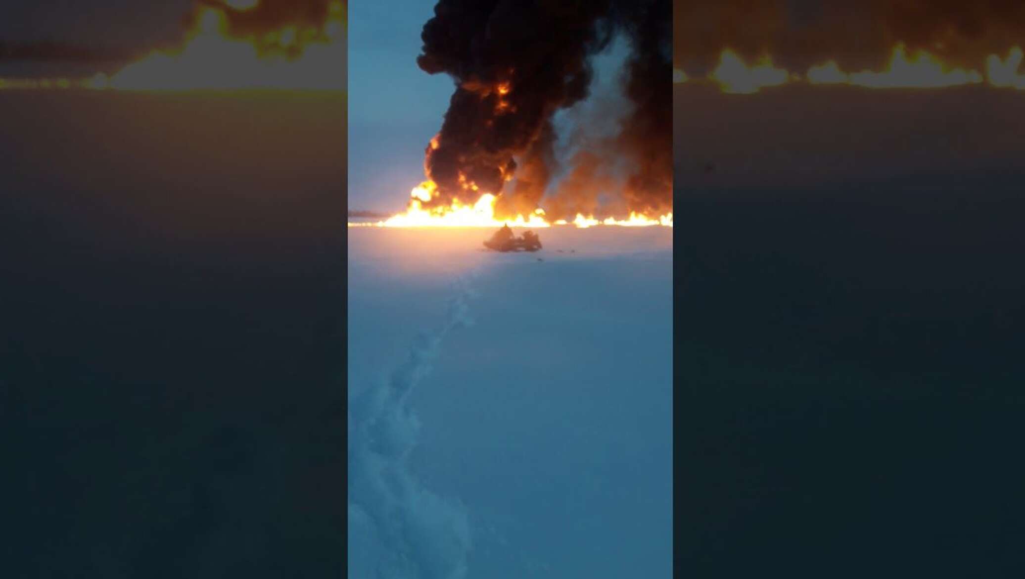 Пожар на газопроводе в хмао. Пожар на реке Обь в 2021 году. Подводный пожар нефтепровода. Авария на нефтепроводе. Оби сгорел.