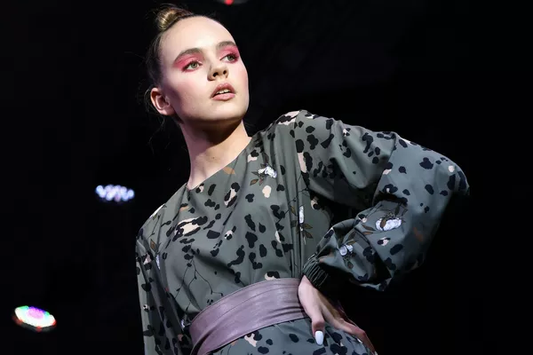 Участница показа в рамках недели моды Crimean Fashion Week