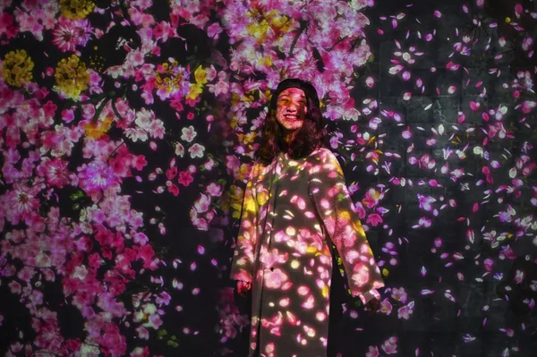 Духтарак дар намоиши Teamlab Borderless дар Шонгхой Духтарак дар намоиши Teamlab Borderless дар Шонгхой - Sputnik Тоҷикистон