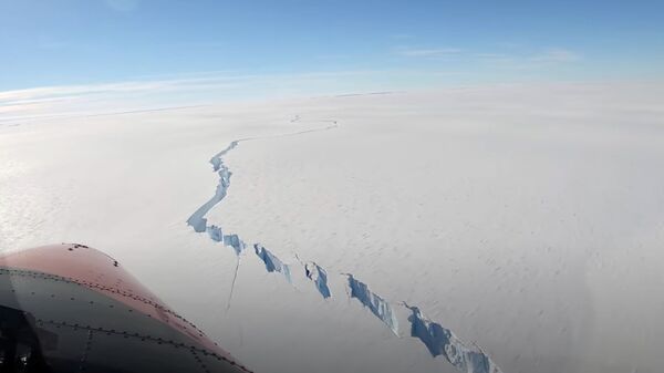 Трещина на шельфовом леднике Бранта в Антарктиде - Sputnik Таджикистан