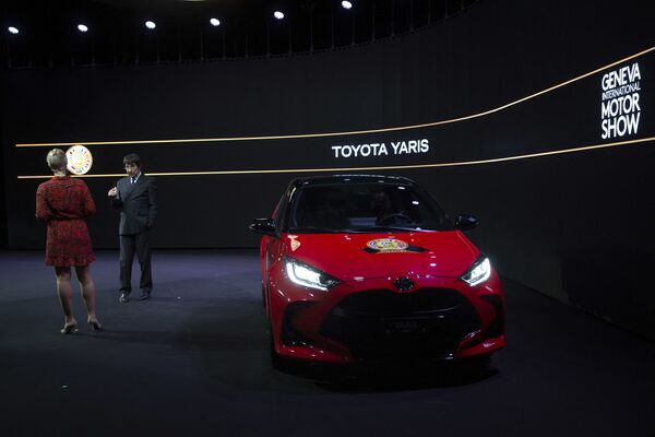  Toyota Yaris дар намоиши Palexpo дар Женеве. Беҳтарин худрави соли 2021 эълон шуд - Sputnik Тоҷикистон