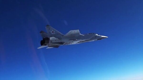 Учение экипажей истребителей МиГ-31БМ по перехвату условного самолета нарушителя - YouTube - Sputnik Таджикистан