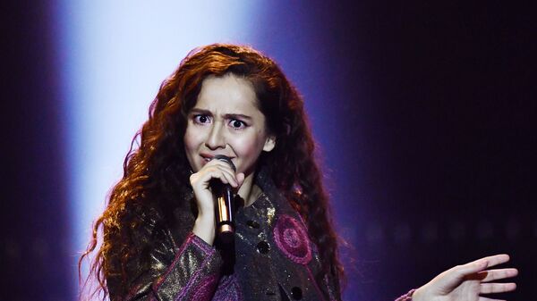 Певица Manizha (Манижа) выступает на концерте в Crocus City Hall в Москве - Sputnik Тоҷикистон