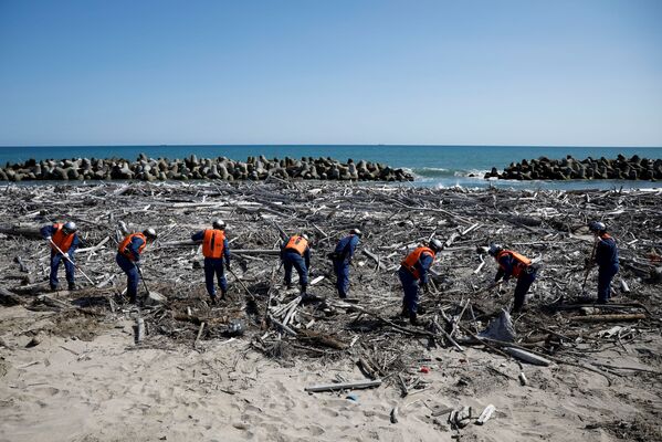 Пожарные ищут останки без вести пропавших жертв землетрясения 2011 года в Японии  - Sputnik Таджикистан