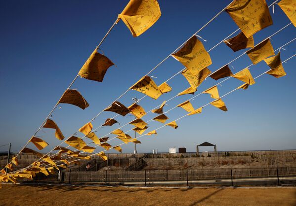 Желтые салфетки с пожеланиями пострадавшим в результате землетрясения 2011 года в Японии  - Sputnik Таджикистан