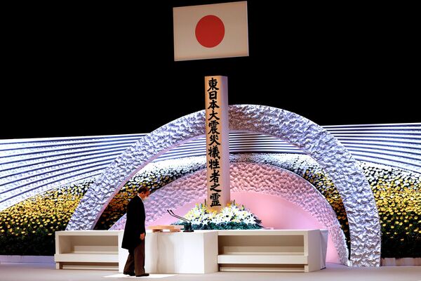Премьер-министр Японии Есихидэ Суга на церемонии в память о жертвах землетрясения 2011 года  - Sputnik Таджикистан