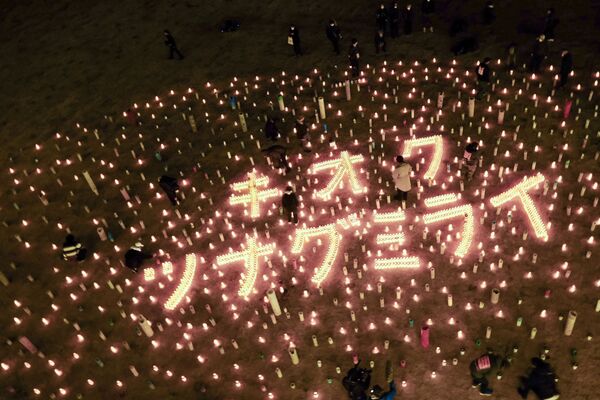 Зажженные свечи в память о жертвах землетрясения 2011 года в префектуре Фукусима  - Sputnik Таджикистан
