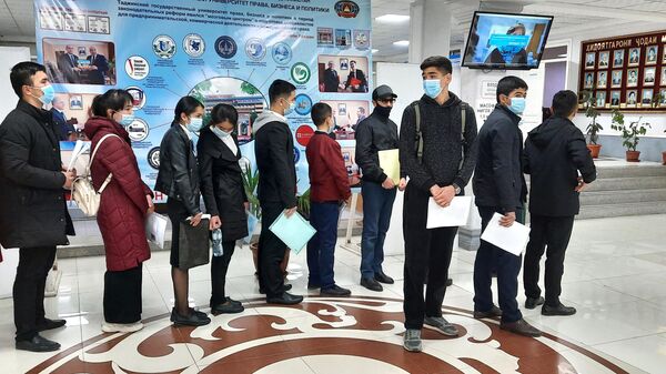 В Худжанде стартовали экзамены для поступления в вузы России - Sputnik Таджикистан