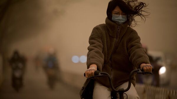 Девушка во время песчаной бури в Пекине  - Sputnik Таджикистан