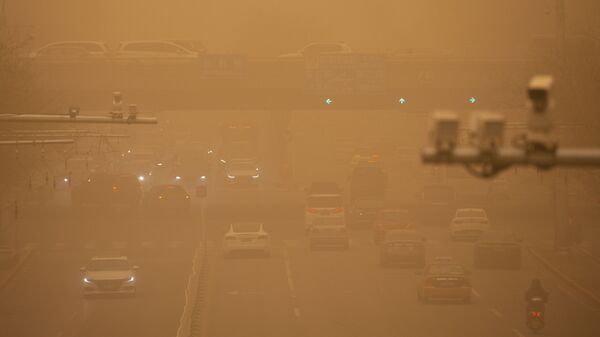 Автомобили на улице во время песчаной бури в Пекине  - Sputnik Таджикистан