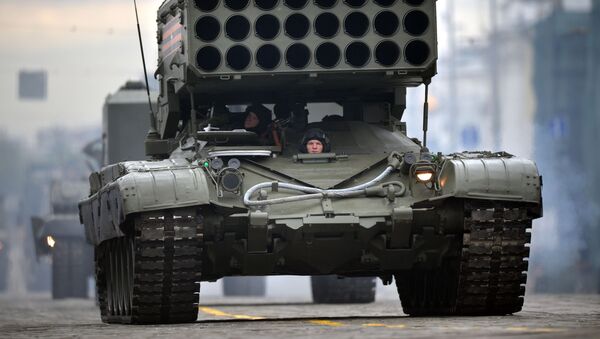 Тяжёлая огнемётная система залпового огня Буратино (ТОС -1А) на базе танка Т-72 - Sputnik Тоҷикистон