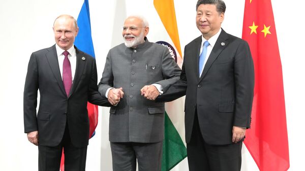 Президент РФ Владимир Путин, премьер-министр Индии Нарендра Моди и председатель Китайской Народной Республики (КНР) Си Цзиньпин (слева направо)  - Sputnik Таджикистан